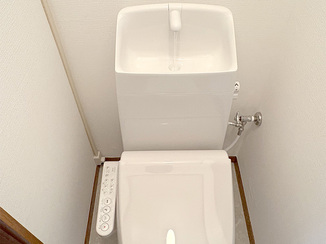 トイレリフォーム 壁・床ともにお掃除しやすく、温水洗浄機能も快適なトイレ