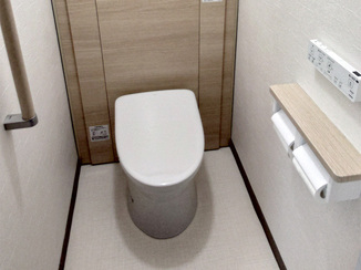 トイレリフォーム 収納の悩みを解消した、すっきり片付くキャビネット付きトイレ